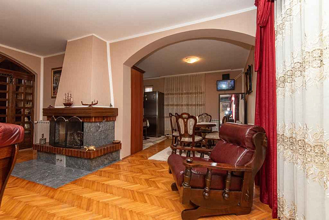 Residential and commercial building in Sutomore for sale